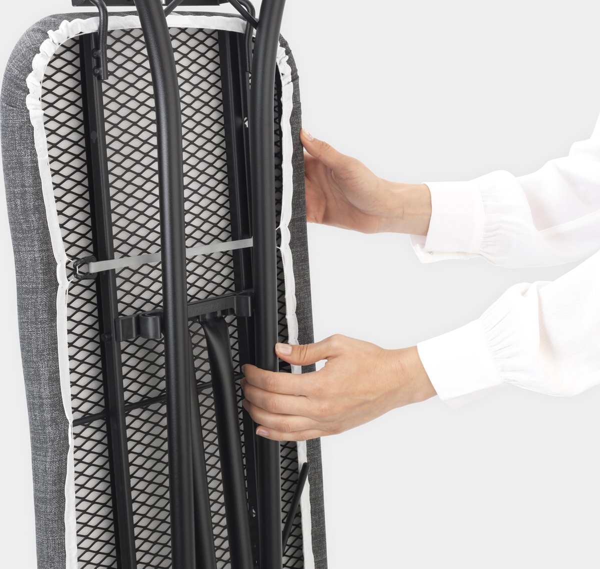 Brabantia Strijkplank B, 124x38 Cm Metallic Met Solide Stoomunithouder - Black - Grijs