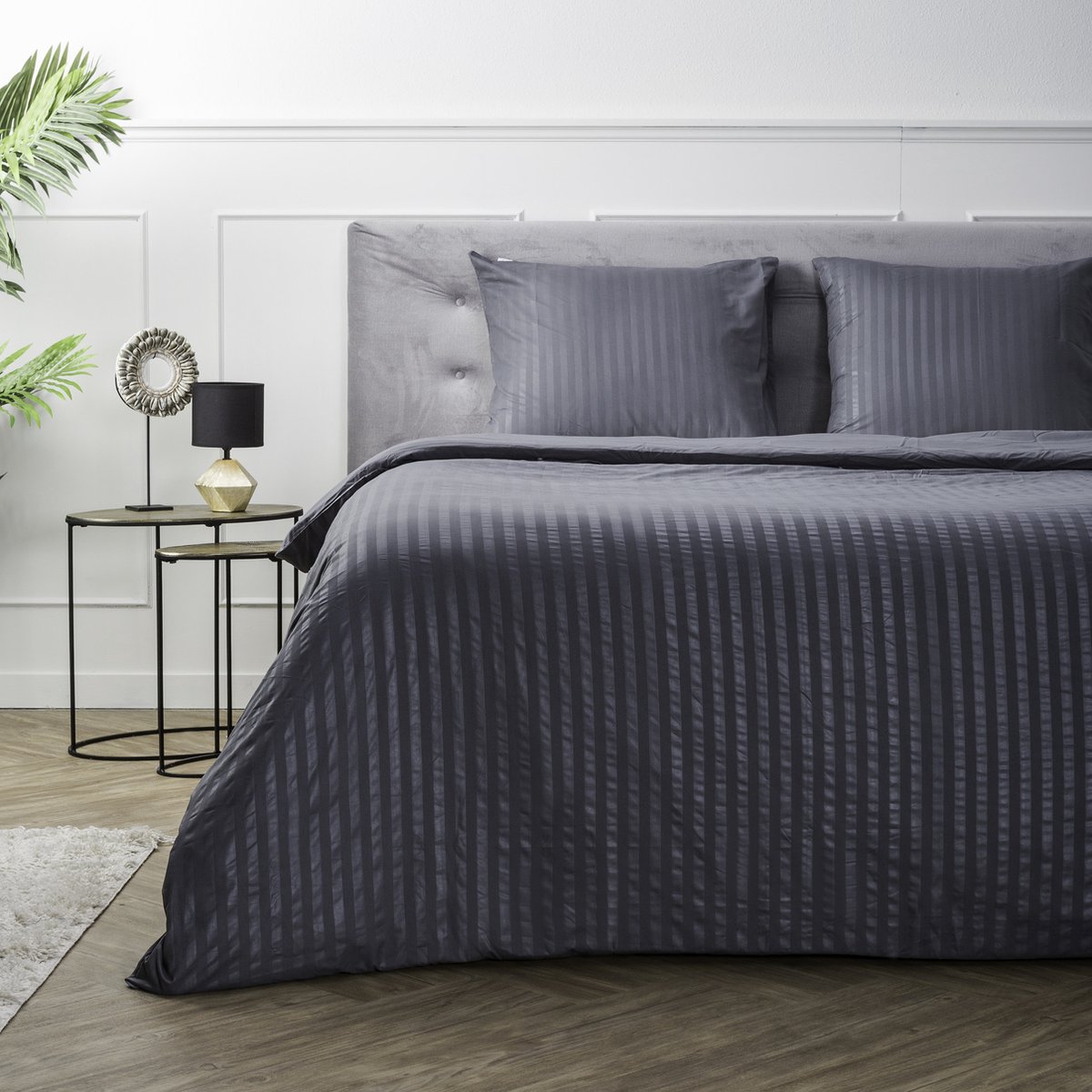 Luna Bedding Embossed Stripes - Antraciet Lits-jumeaux (240 x 220 cm + 2 kussenslopen) Dekbedovertrek