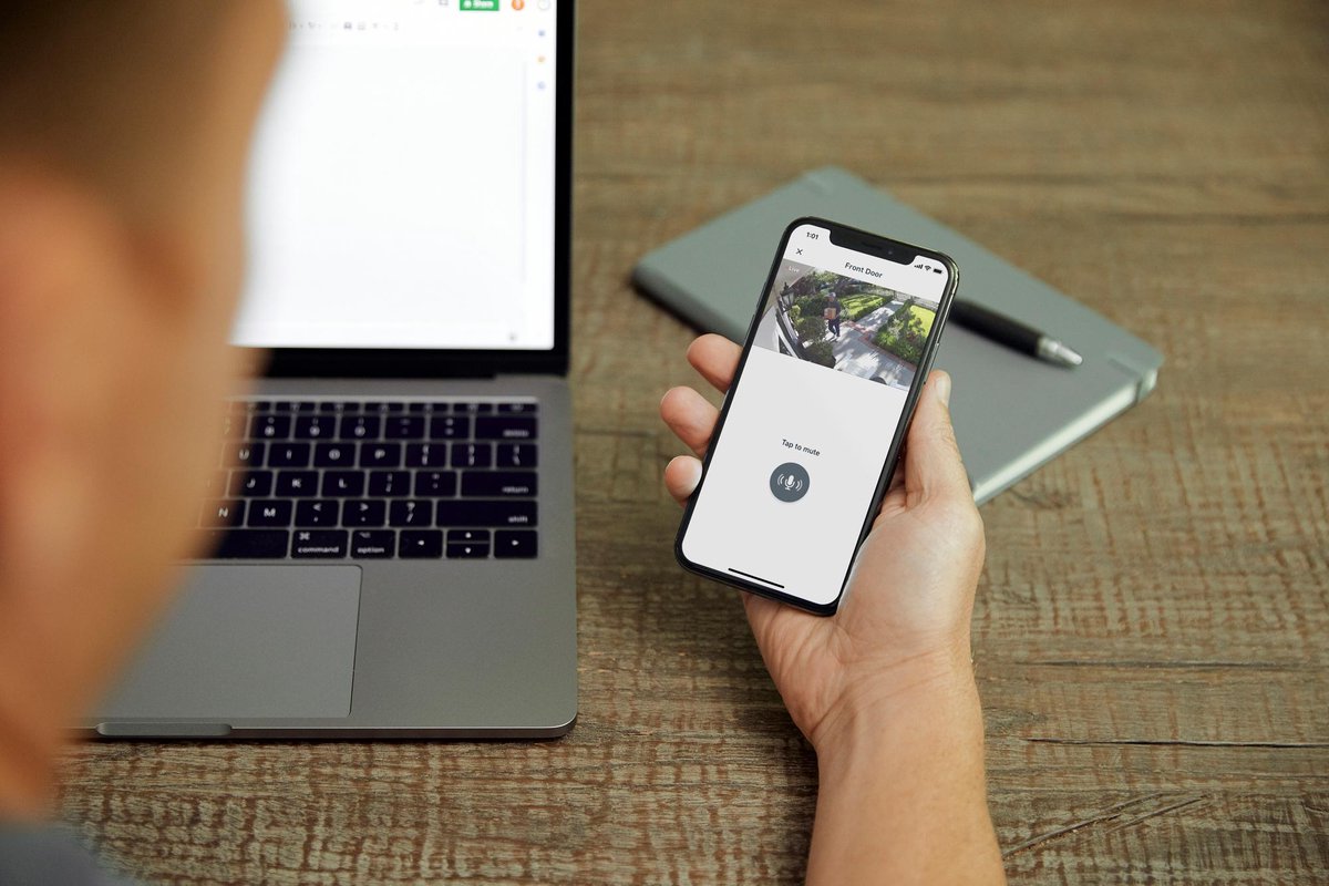Arlo Essential Spotlight - Zwart