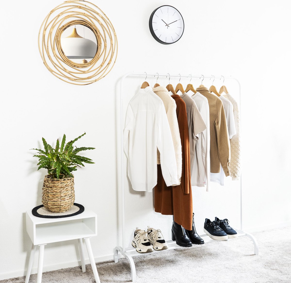 Quvio Basic Wandklok Wit Met Frame - Zwart