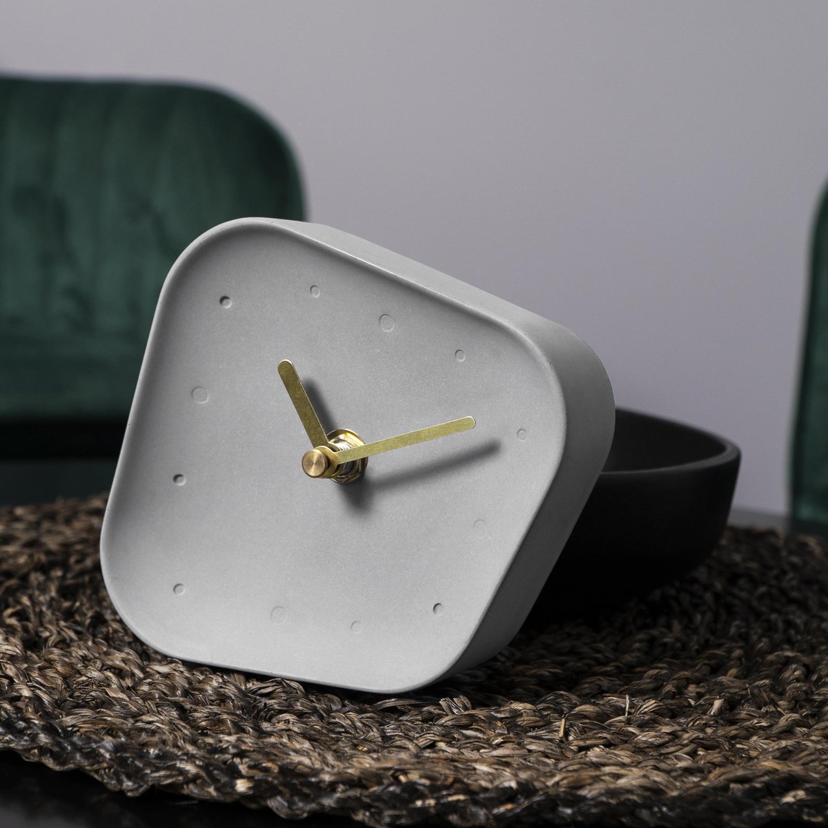 Quvio Tafelklok Beton Asymmetrisch Meten Wijzers - Grijs - Goud