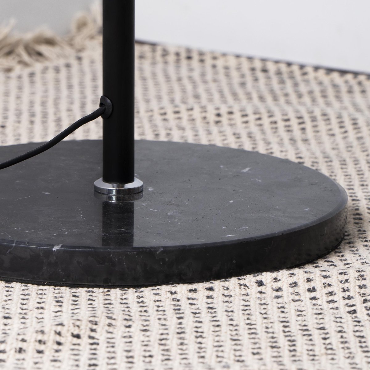 Quvio Vloerlamp Ronde Lampenkap - Quv5038l-black - Zwart