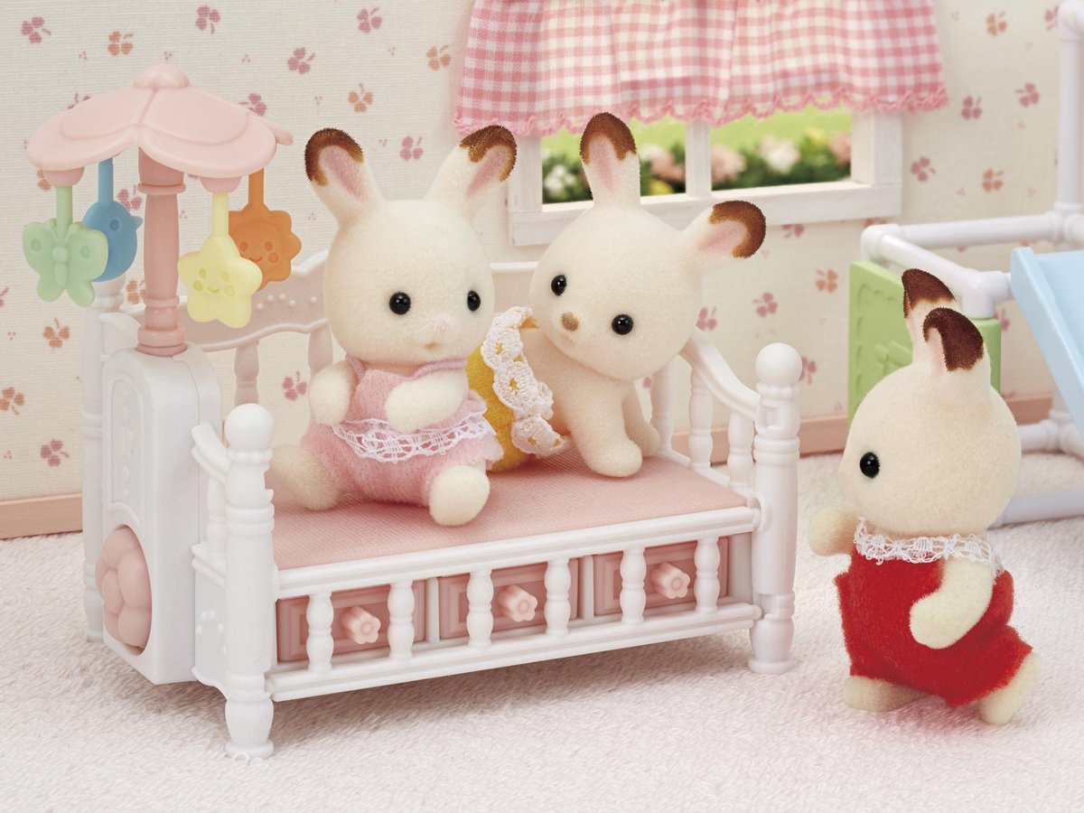 Sylvanian Families Bed Voor Drieling Met Mobiel - 5534