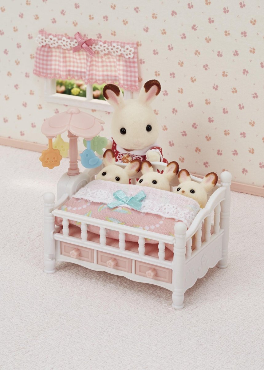 Sylvanian Families Bed Voor Drieling Met Mobiel - 5534