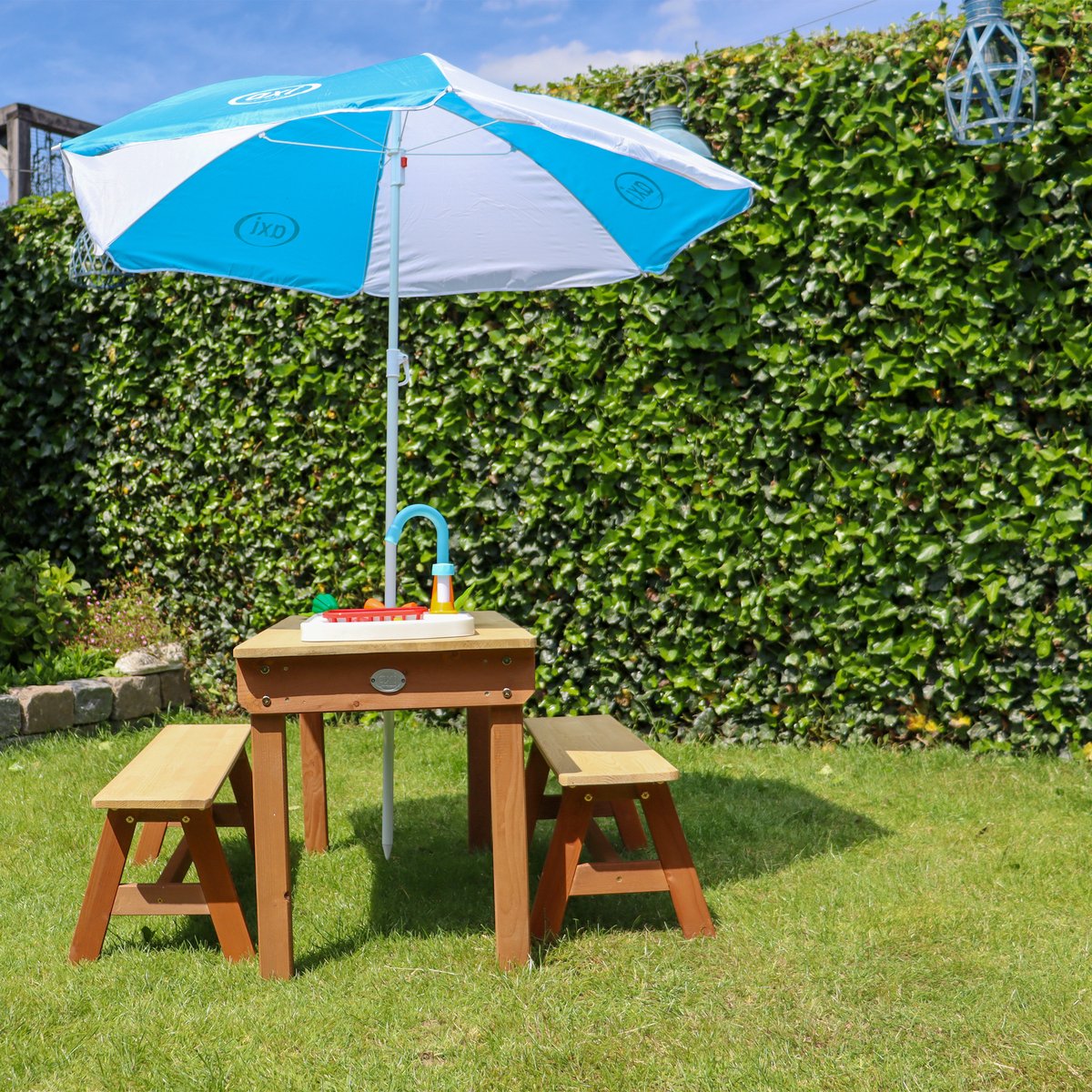 axi Dennis Zand & Water Picknicktafel Van Hout In Watertafel & Zandtafel Met Speelkeuken Incl. Wastafel, Parasol - Bruin