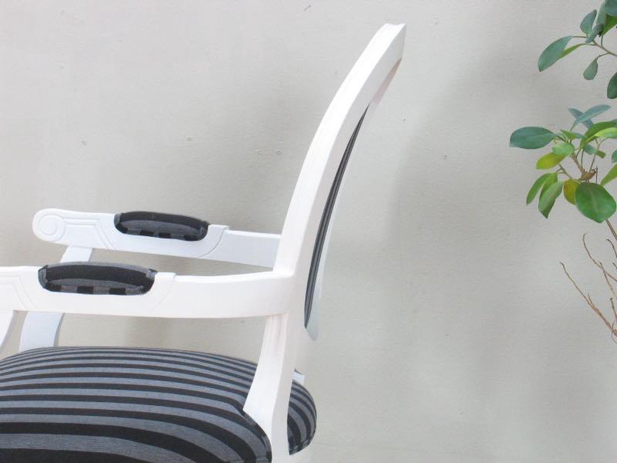 Witte Stoel Met Armleuning Rococo Met Gestreepte Bekleding. - Zwart