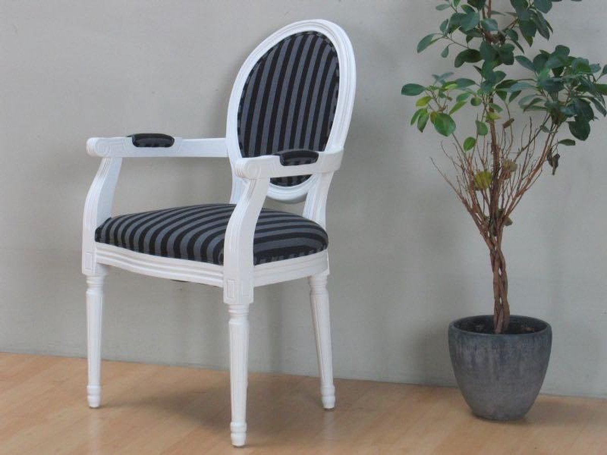 Witte Stoel Met Armleuning Rococo Met Gestreepte Bekleding. - Zwart