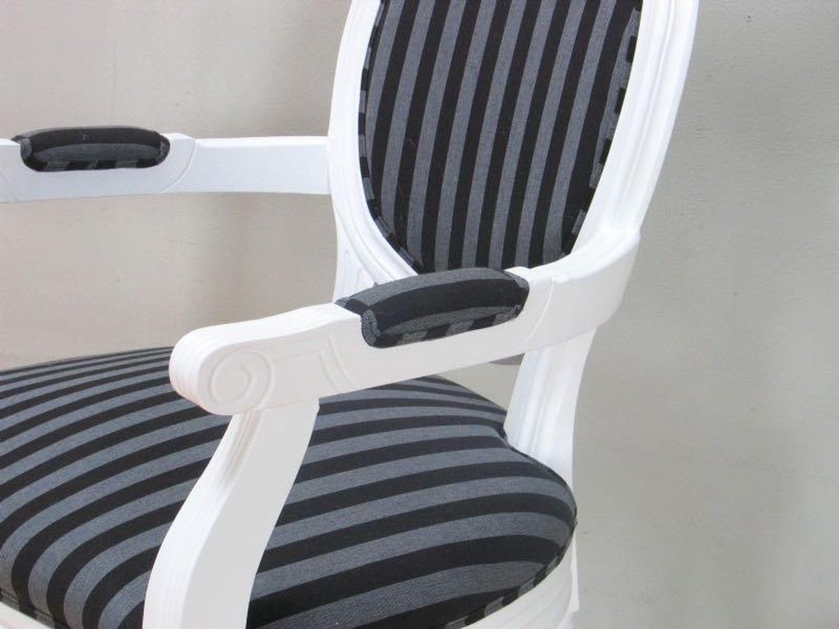 Witte Stoel Met Armleuning Rococo Met Gestreepte Bekleding. - Zwart