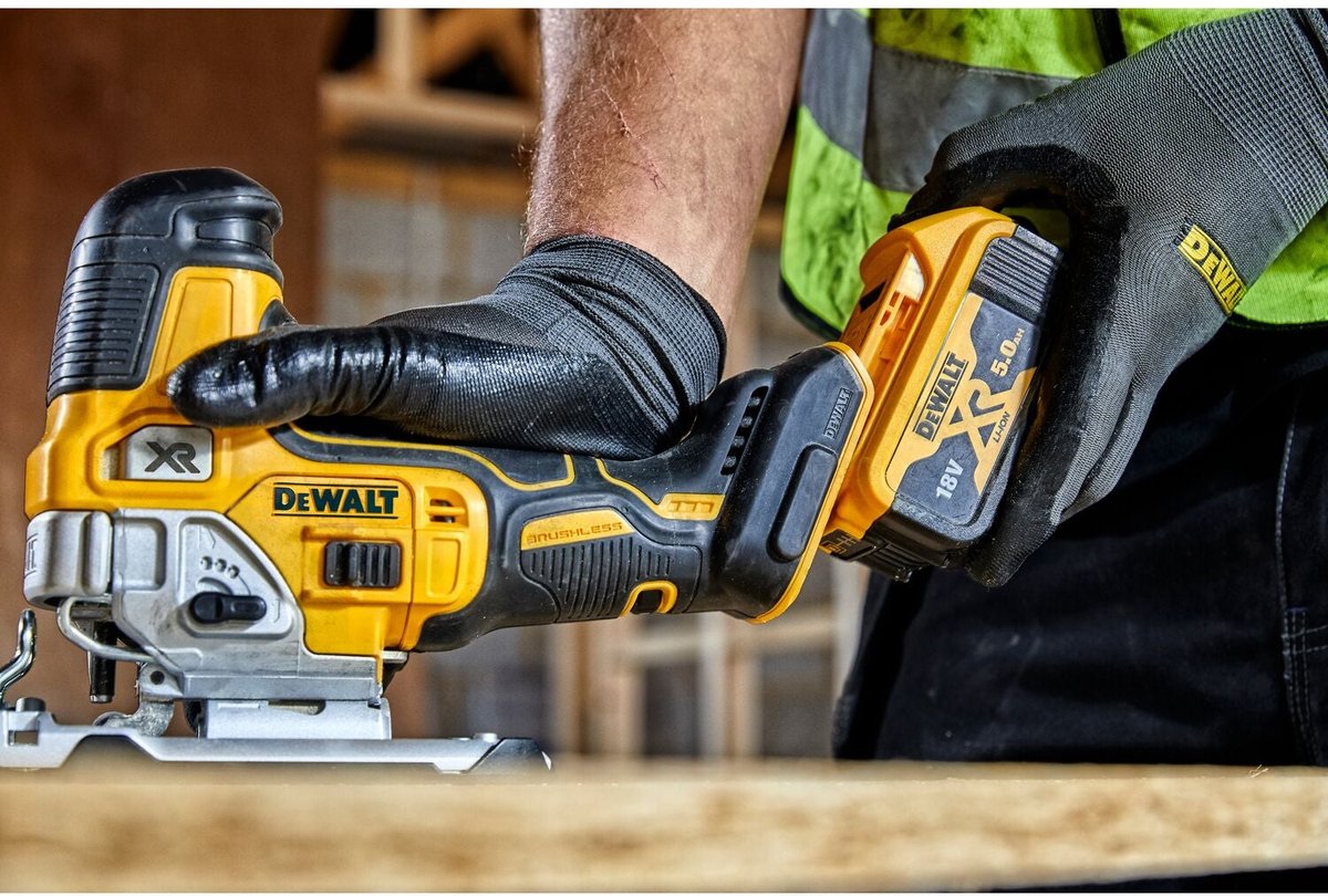 DeWalt DCS335N 18V Litio-Ion XR Sierra de calar (solo máquina) - 135 mm - variable