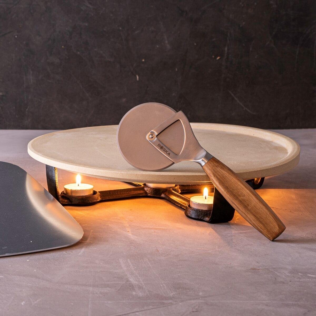 Boska Pizza Party Hot Stone - Pizzasteen Met Onderstel - Houdt Pizza Warm - Knapperige Pizzabodems