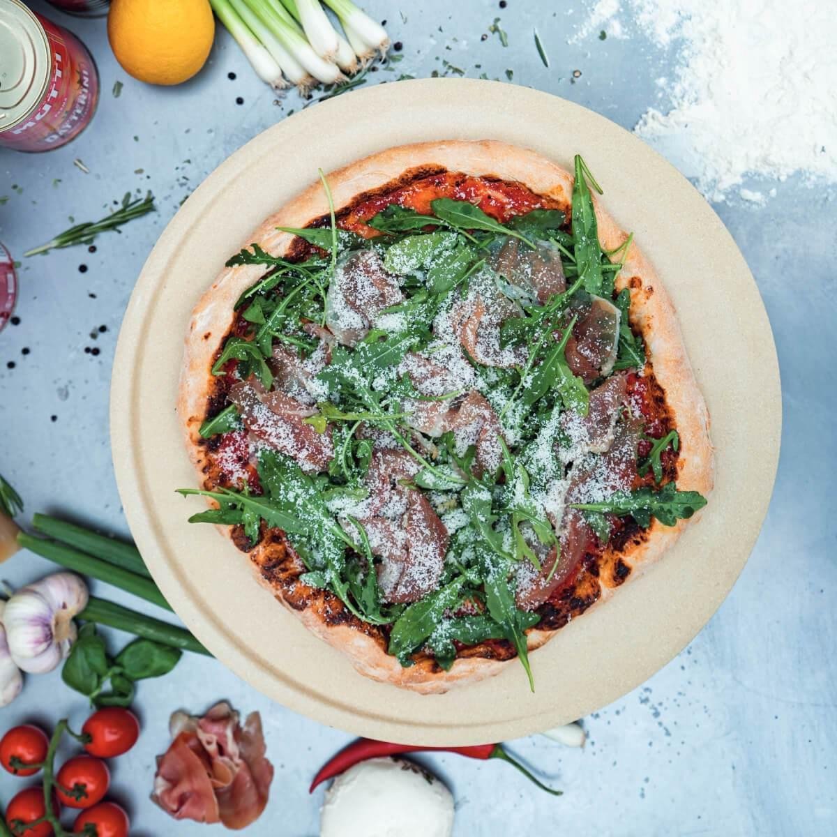 Boska Pizza Party Hot Stone - Pizzasteen Met Onderstel - Houdt Pizza Warm - Knapperige Pizzabodems