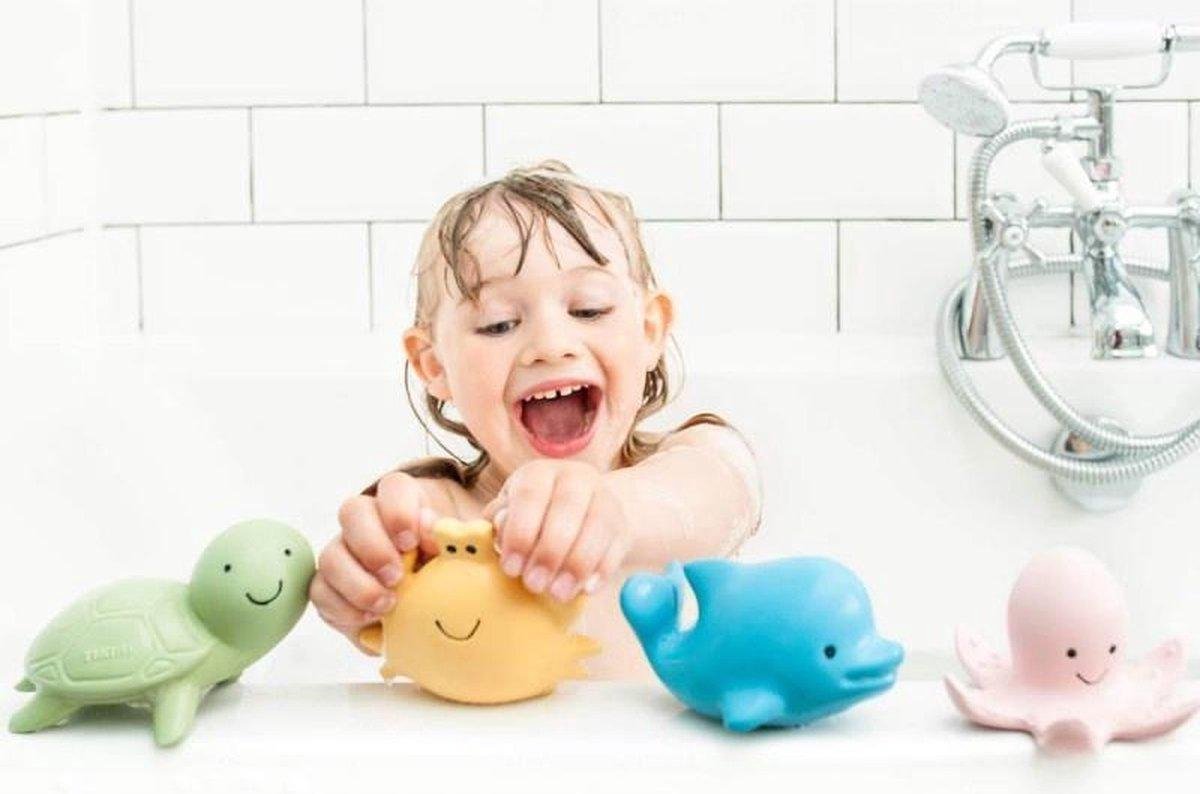 Tikiri : Mijn Eerste Oceaandiertje / Dolfijn 6cm, In Natuurlijk Rubber, Met Belletje, Met Hangkaart, 0+ - Blauw