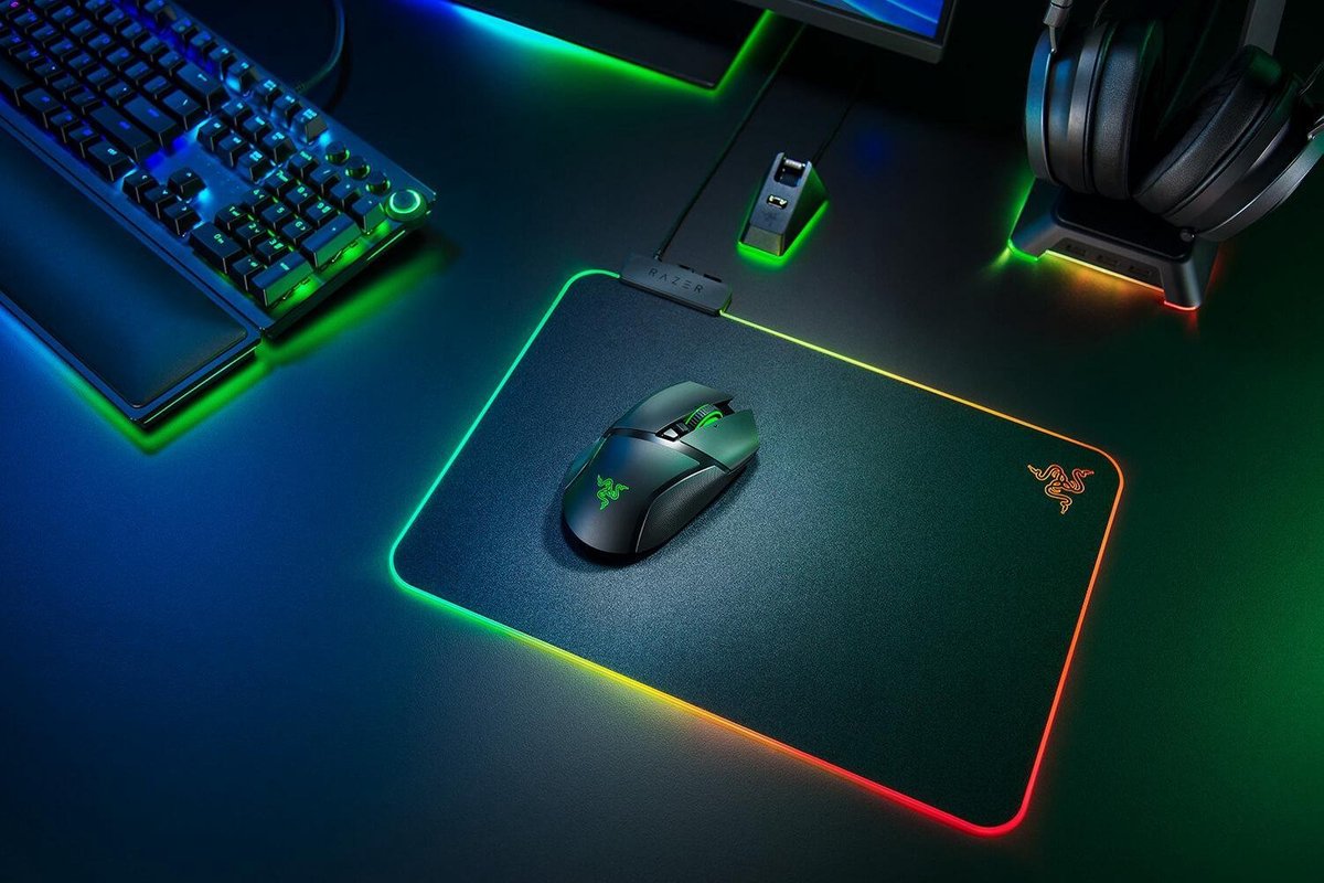 Razer Basilisk Ultimate Chroma + Oplaadstation - Draadloze Optische Gaming Muis - 20000 DPI - - Zwart
