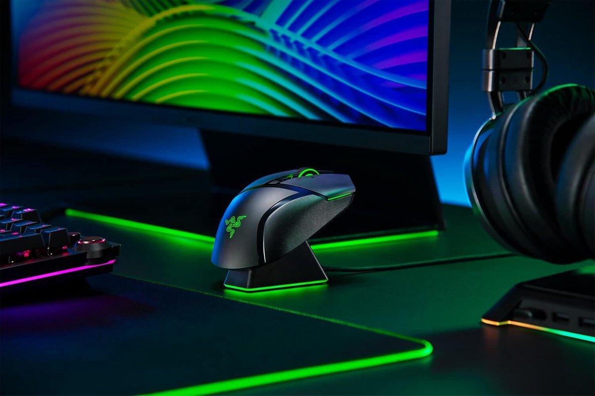 Razer Basilisk Ultimate Chroma + Oplaadstation - Draadloze Optische Gaming Muis - 20000 DPI - - Zwart