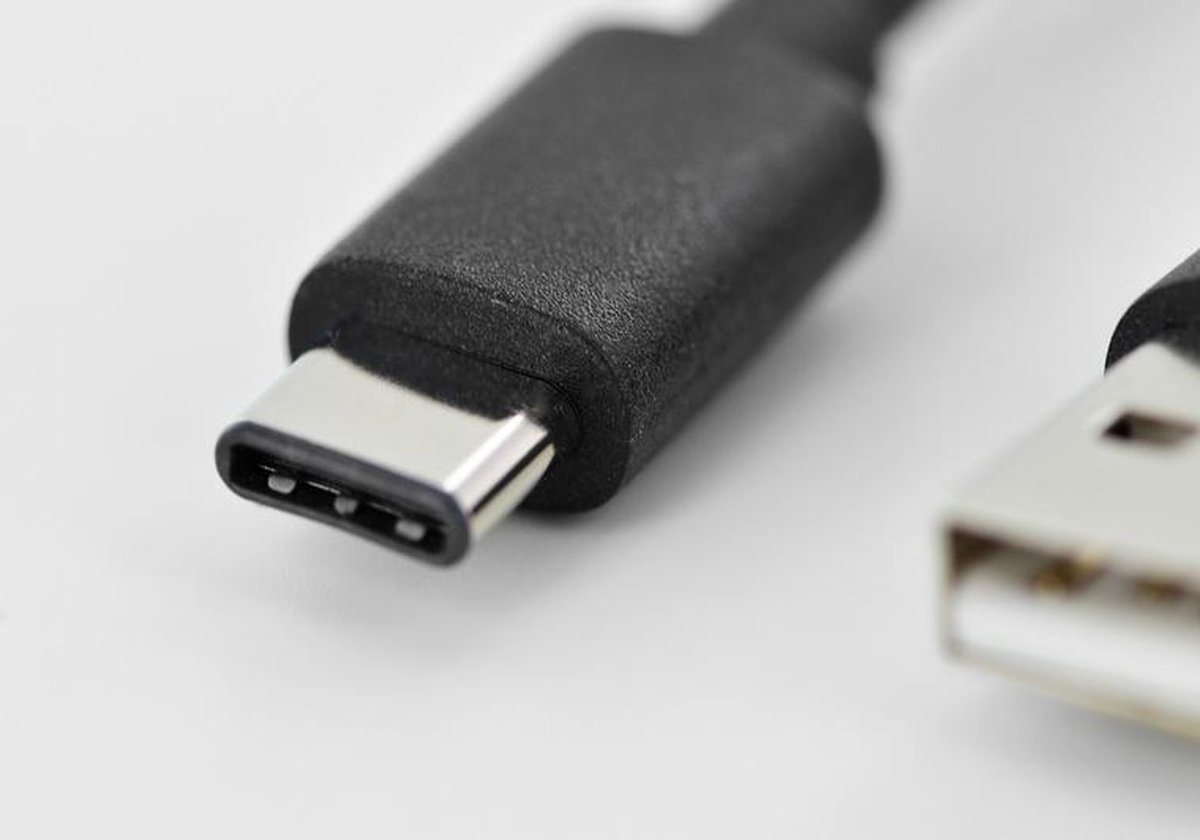Digitus USB 2.0 Aansluitkabel [1x USB-C 2.0 stekker - 1x USB-A 2.0 stekker] 1.80 m Rond, Stekker past op beide manieren, Afgeschermd (dubbel) - Zwart