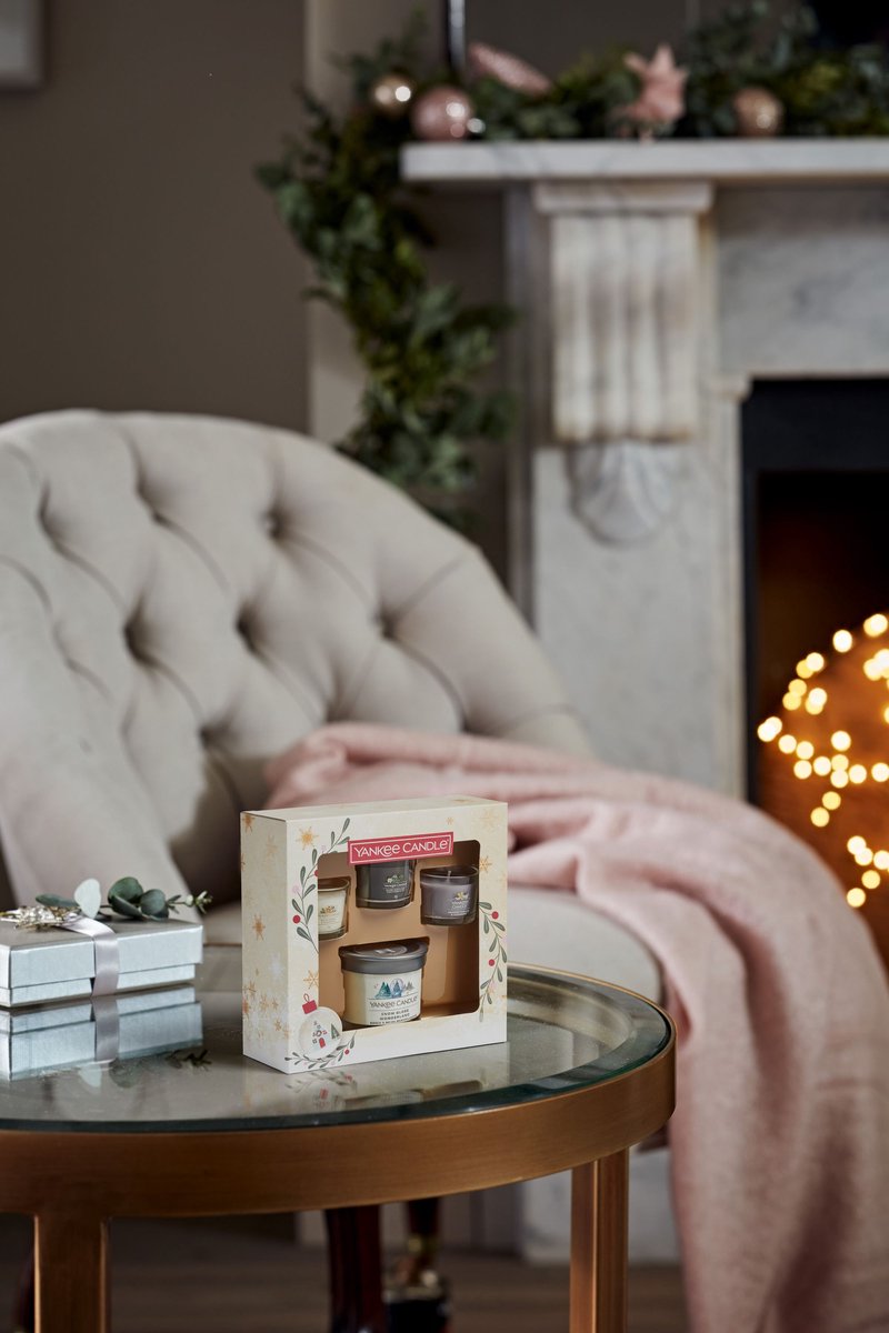 Yankee Candle Giftset (Tumbler Kaars & 3 Filled Votives) Snow Globe Wonderland - 4 Stuks - Grijs