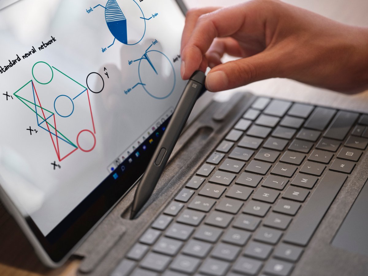 Back-to-School Sales2 Surface Pro Signature Keyboard met Slim Pen 2