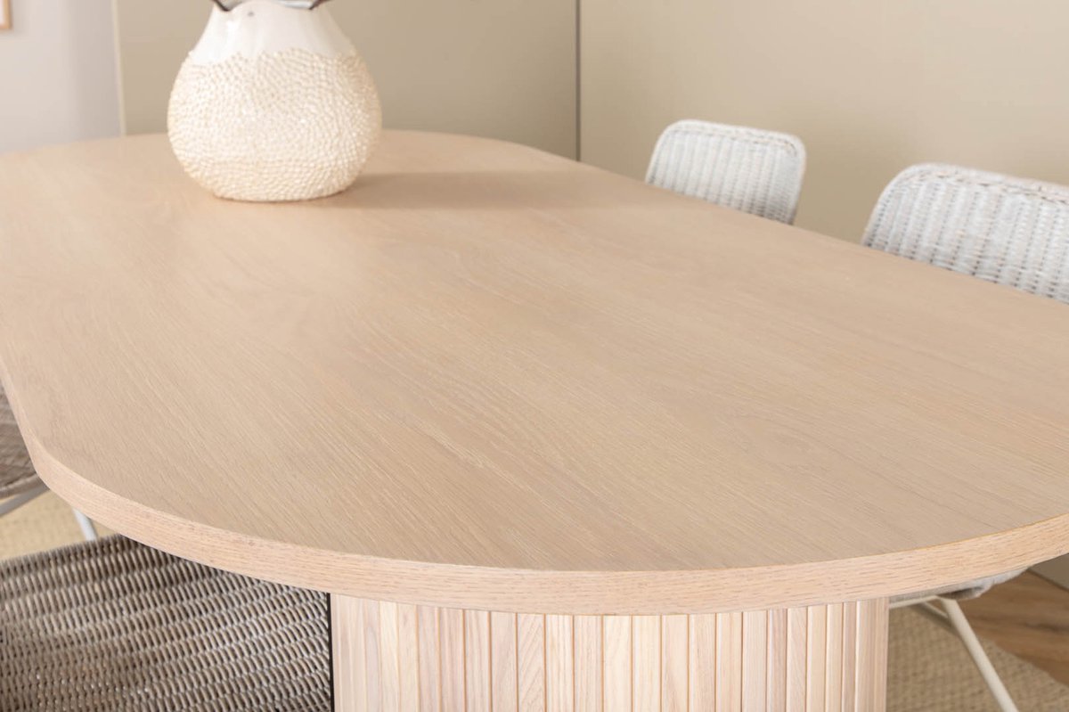 Biancaww Eethoek Eetkamertafel Eik Fineer Wit Washed En 4 Cirebon Eetkamerstal Rotan Whitewash. - Grijs