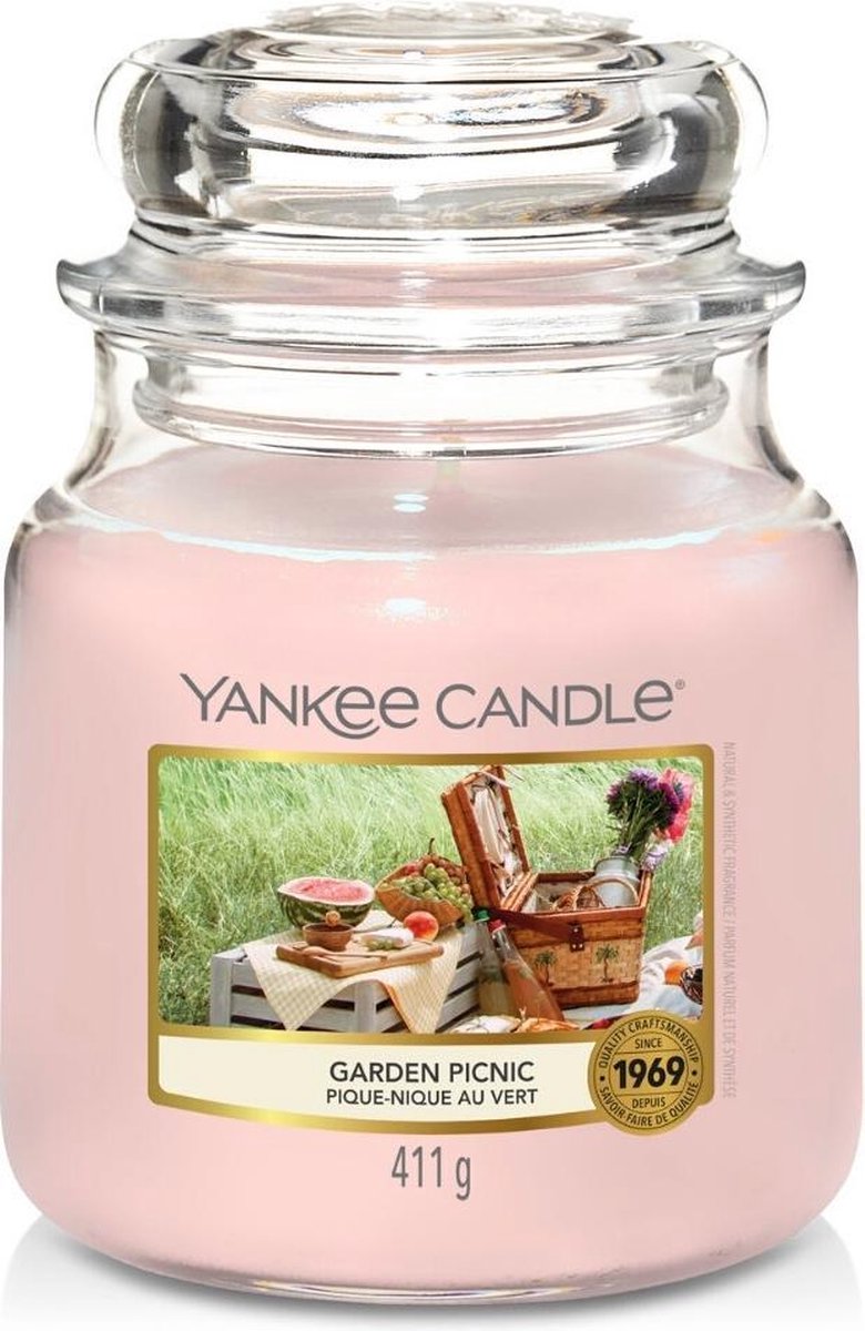 Yankee Candle - Garden Picnic Geurkaars - Medium Jar - Tot 75 Branduren - Roze