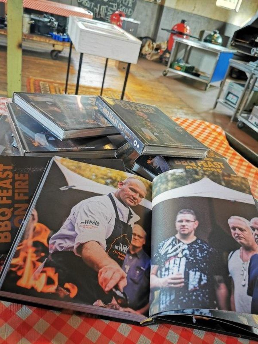 Kosmos Uitgevers Smokey Goodness - BBQ Feast On Fire