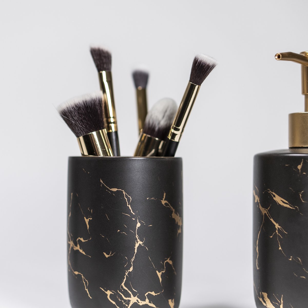 Quvio Zeepdispenser + Tandenborstelhouder - Zwart Met - Goud