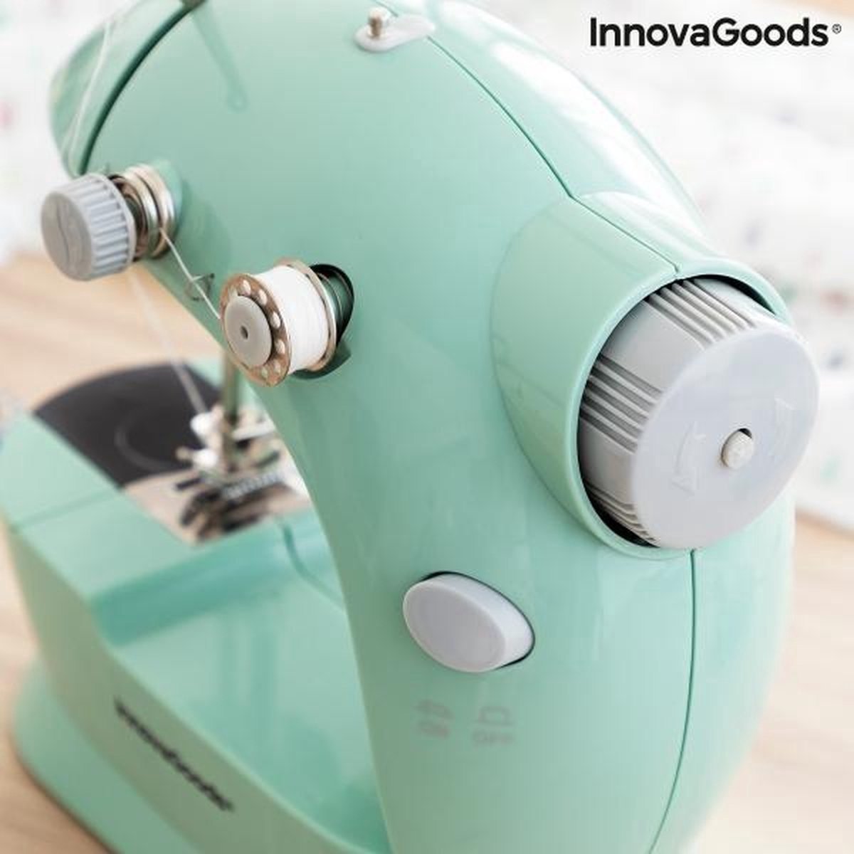 Innovagoods Mini Draagbare Naaimachine Met Led, Draadsnijder En Accessoires Sewny
