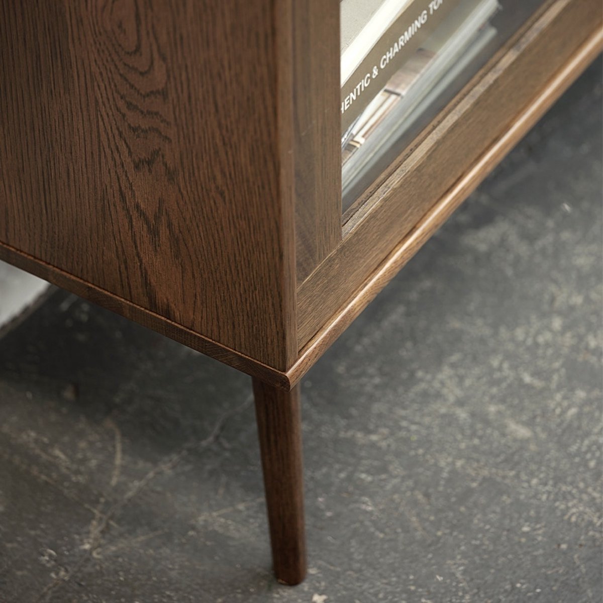 Olivine Boas houten vitrinekast gerookt eiken - 160 x 40 cm - Bruin