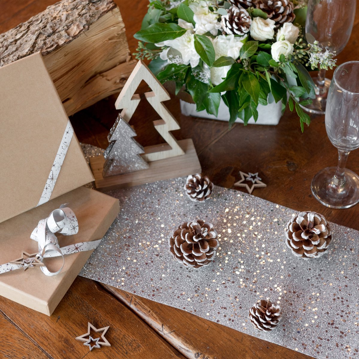 Santex Kerst thema tafelloper op rol - 2x - zilver glitter - smal 18 x 500 cm - polyester - Tafellakens - Silver