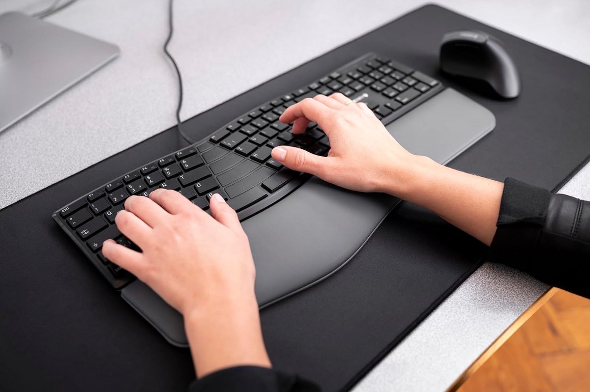 Ergonomisch Gebogen Toetsenbord met Memory Foam Polssteun - Bedraad QWERTY Lay-out