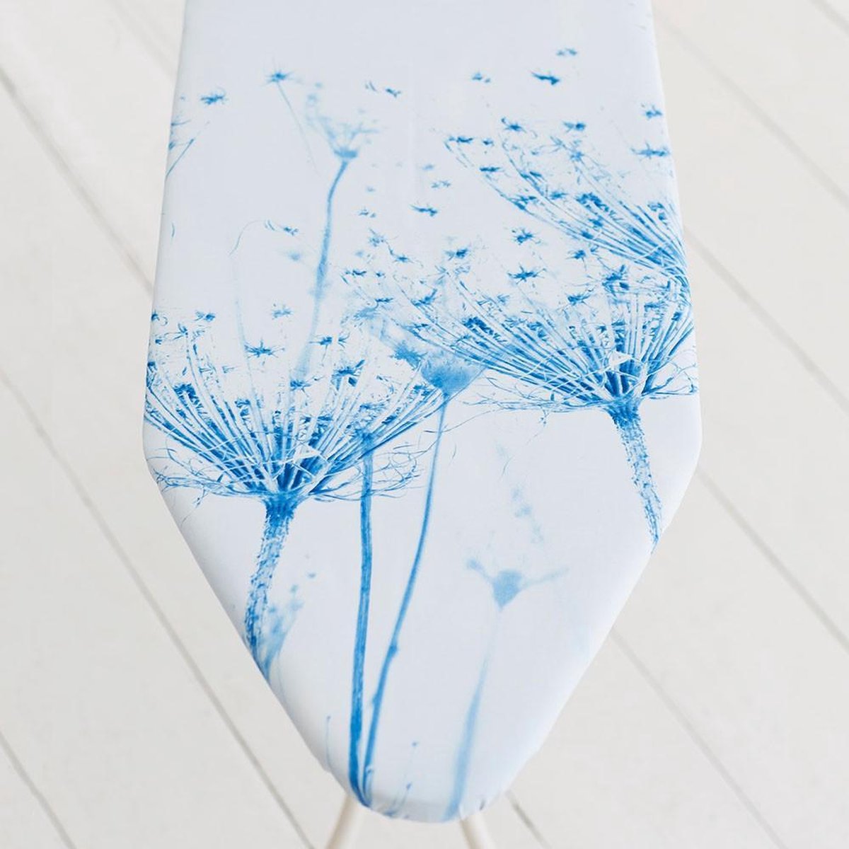 Brabantia Strijkplank B 124 x 38 cm Cotton Flower met solide stoomunithouder - Blauw