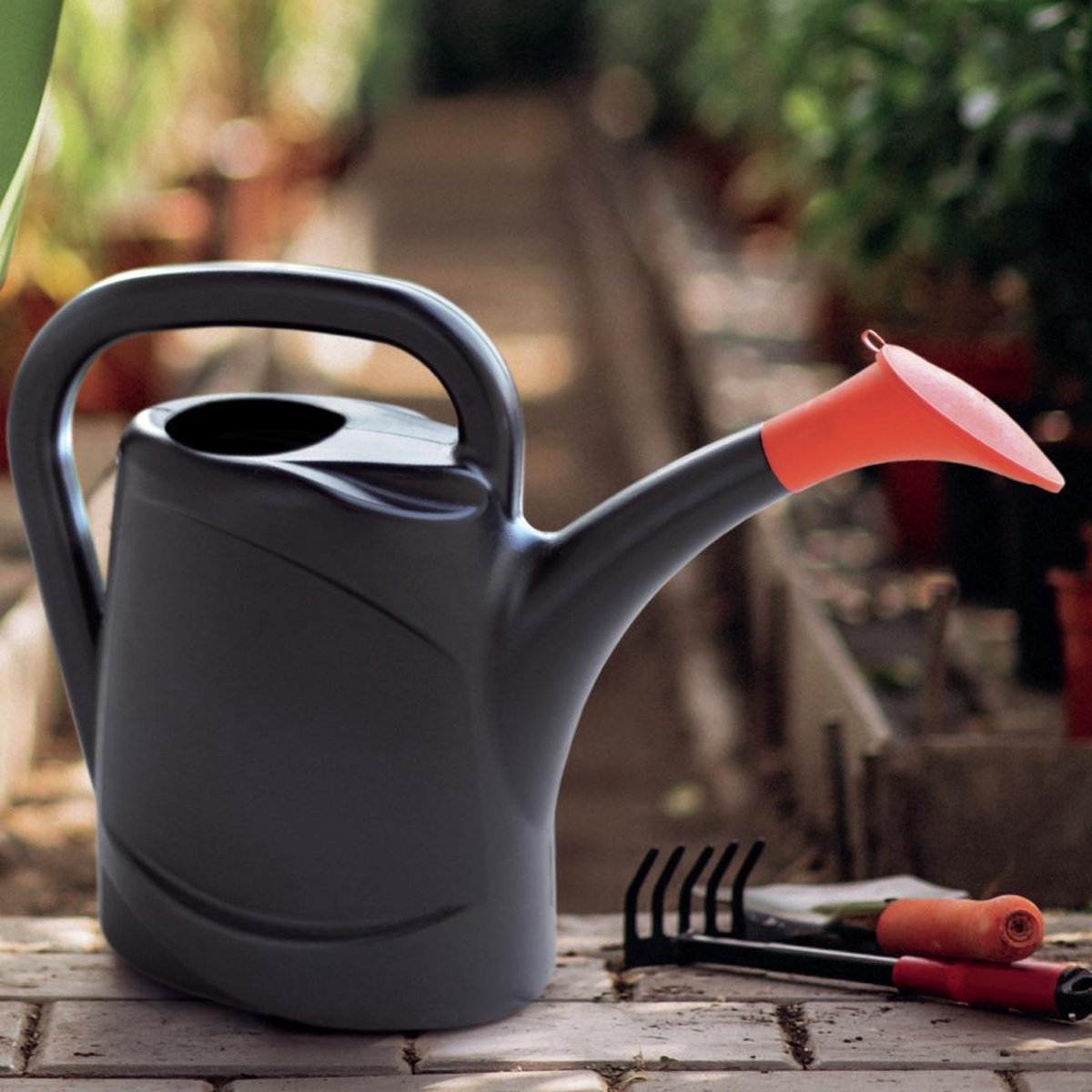 Prosperplast Set van 2x stukse kunststof bloemen/planten gieters met broeskop/sproeikop 7,5 liter - Tuinieren - Gieters voor buiten - Zwart