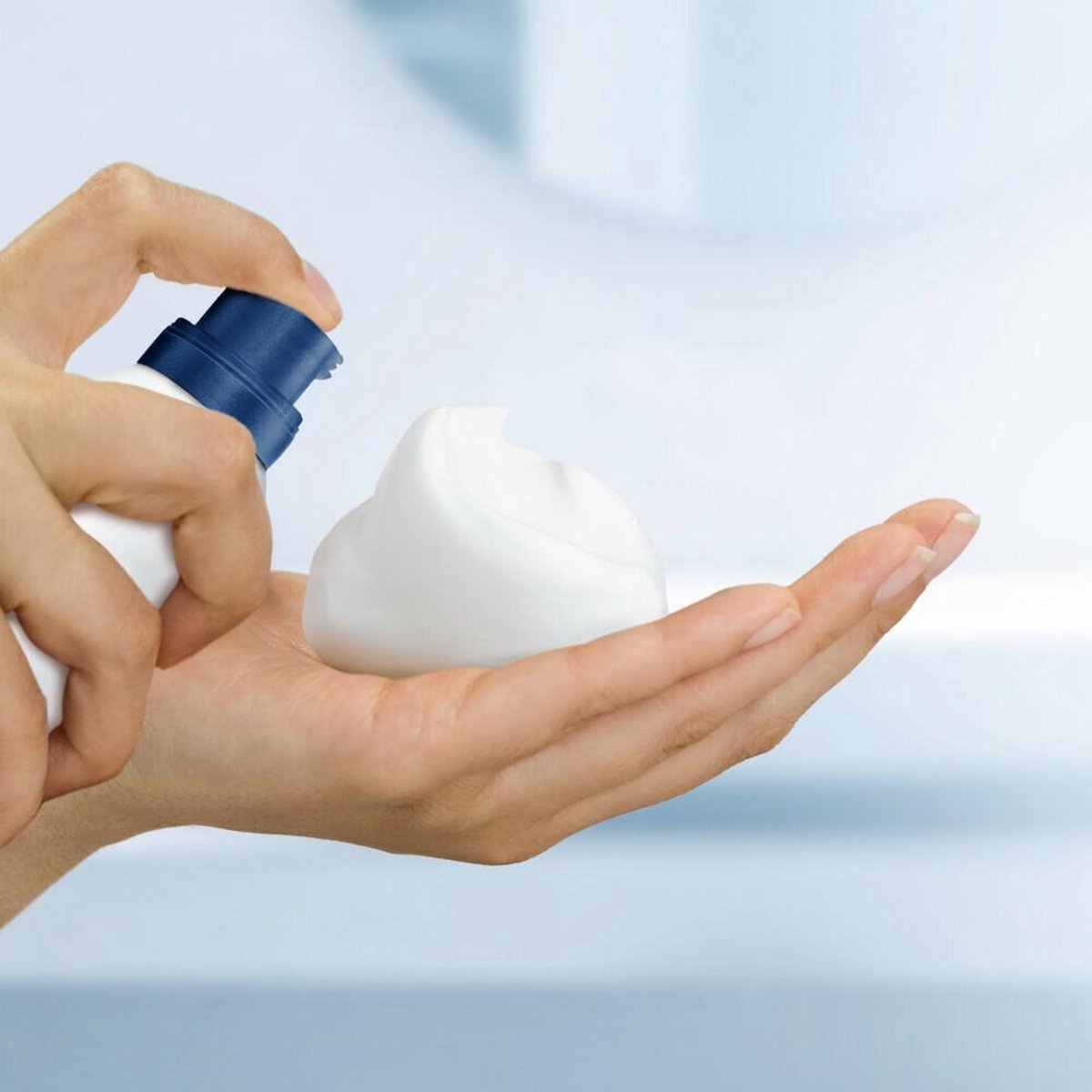 Dove Shower Foam Deeply Nourishing Cotton Oil 200ml