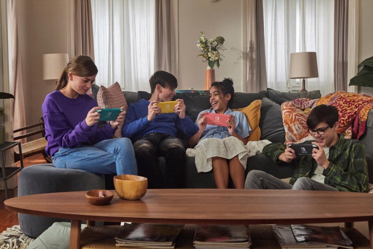 Nintendo Switch Lite Koraal + Animal Crossing + Switch Online (3 maanden)