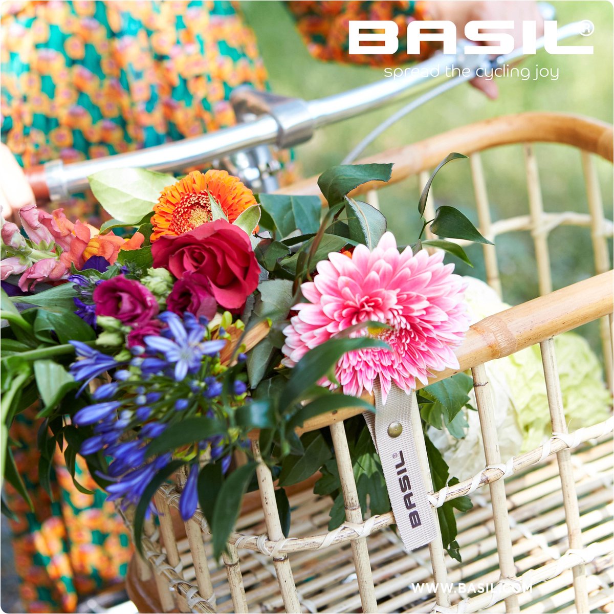 Basil Rotan fietsmand Green Life - Medium - Voorop Natural - Groen