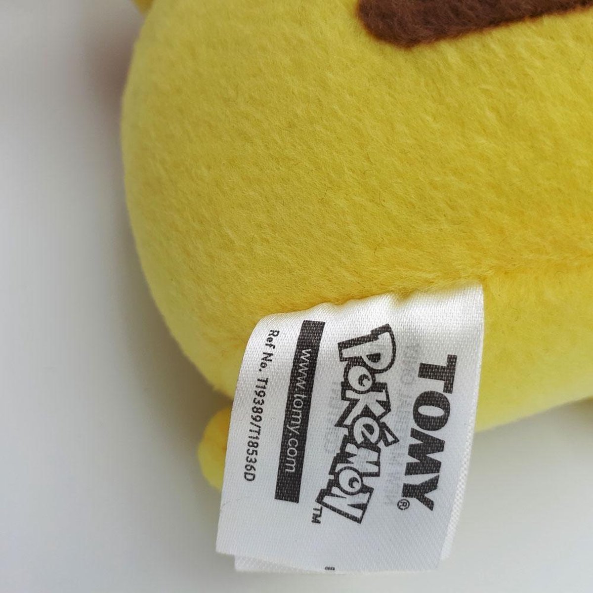 Tomy Pokémon knuffel Pikachu 30 cm pluche - Geel