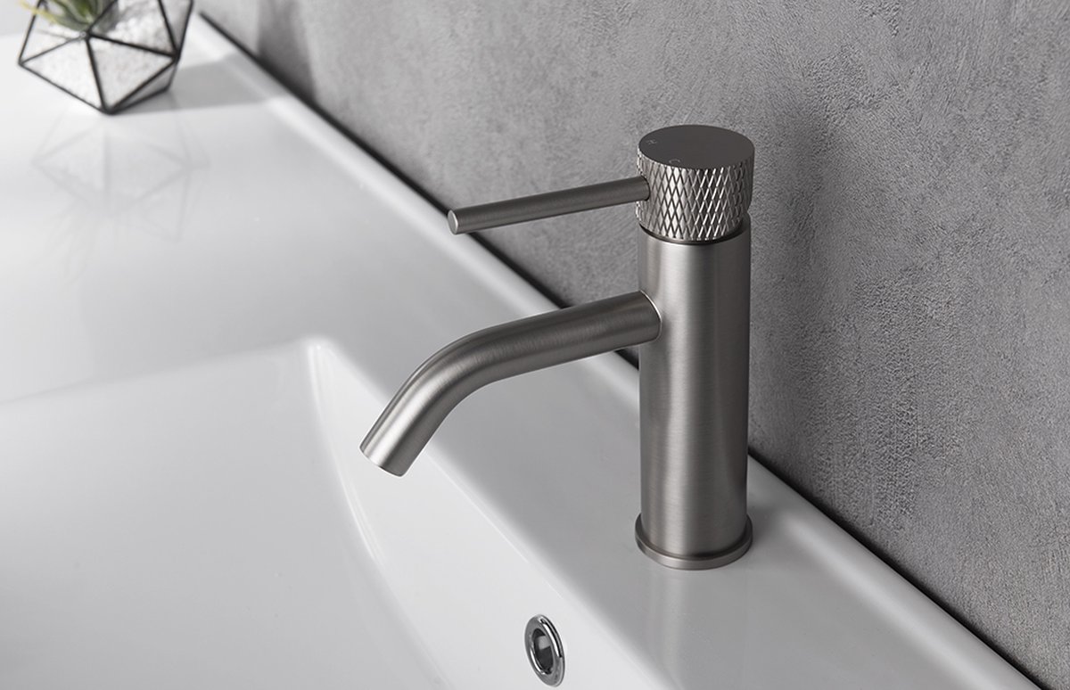 Wiesbaden Ribbd wastafelmengkraan geborsteld staal 29.5302