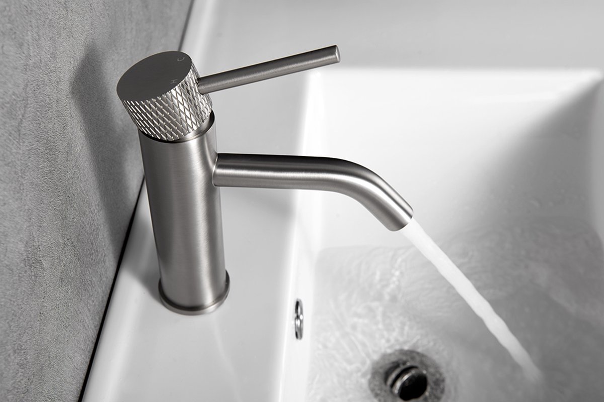 Wiesbaden Ribbd wastafelmengkraan geborsteld staal 29.5302