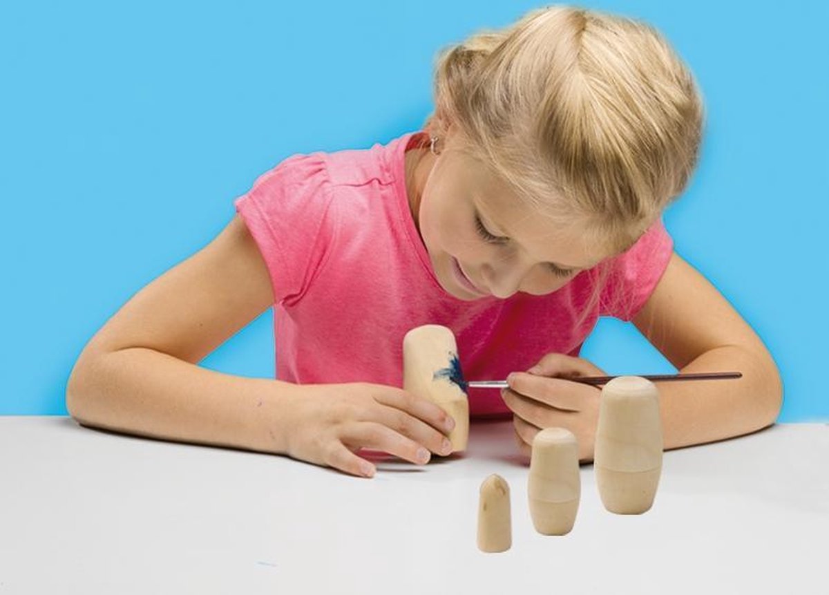 Ses matroesjka's schilderen