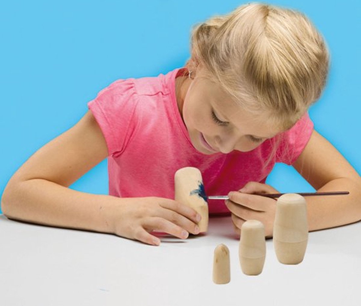 Ses matroesjka's schilderen