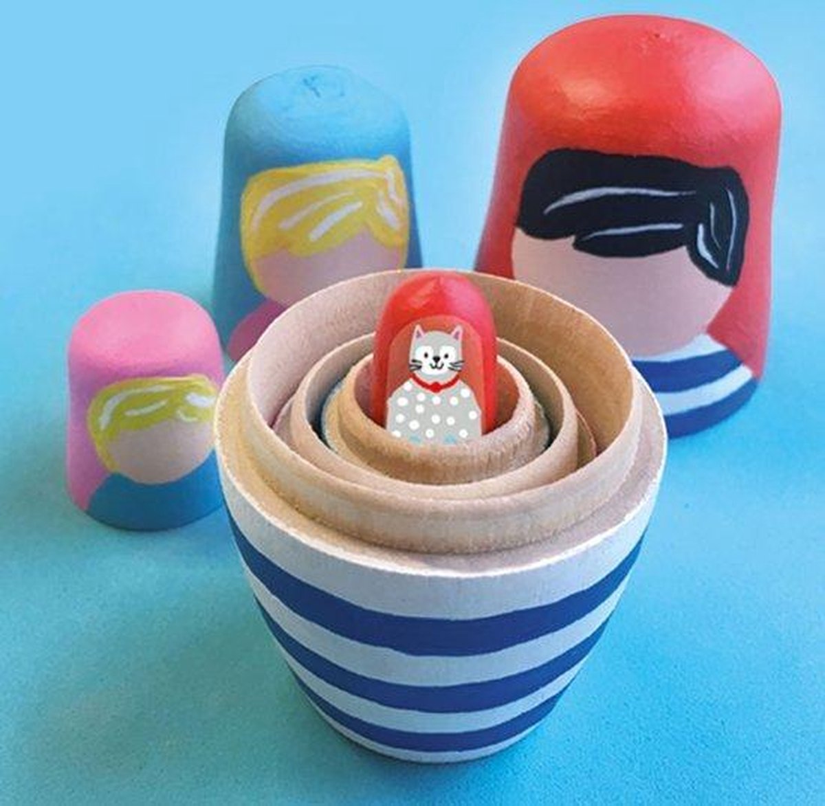 Ses matroesjka's schilderen