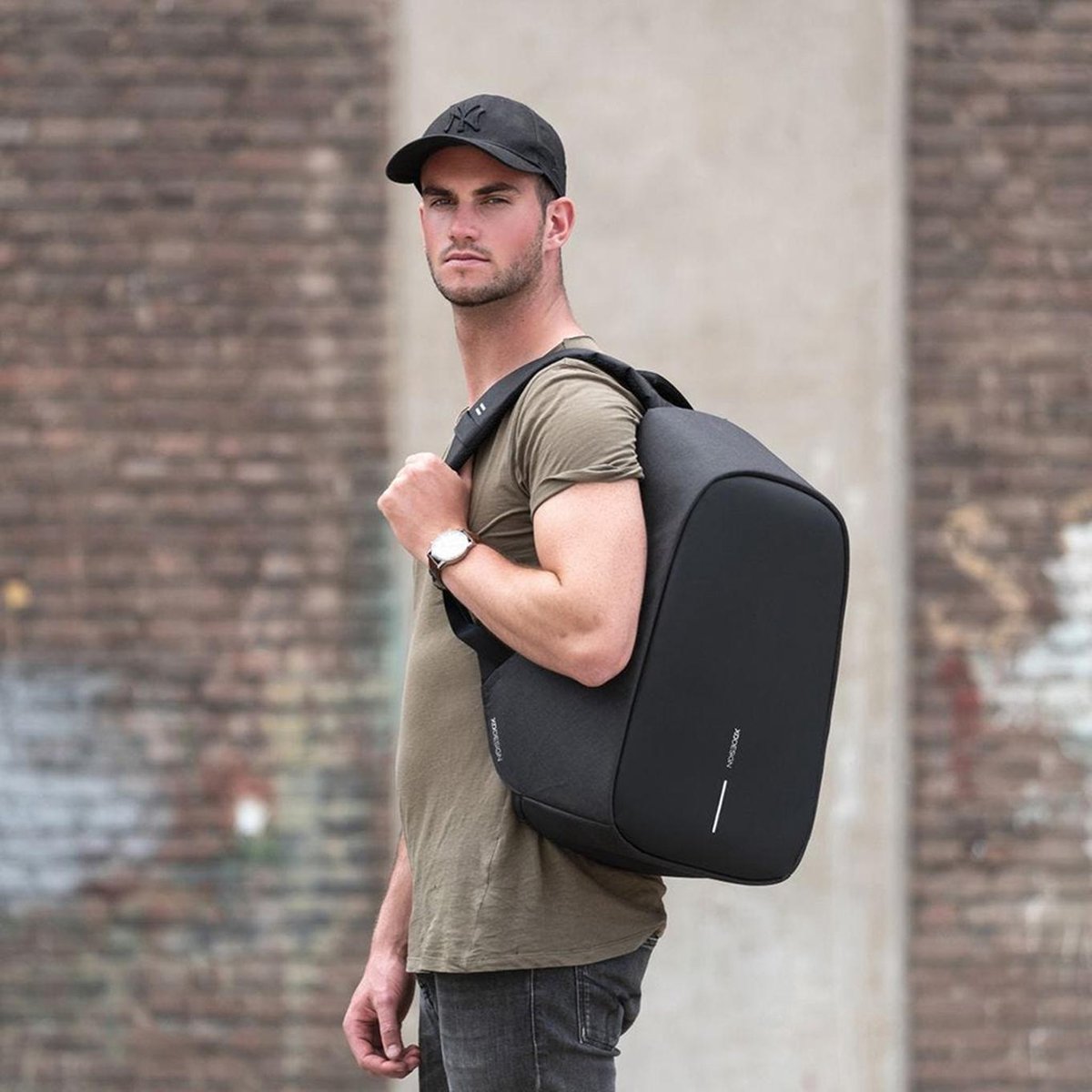 XD Design Bobby Hero XL Anti-theft 17" Black 21L - Zwart
