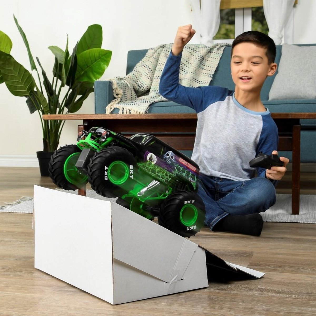 Monster Jam monstertruck Gravedigger RC 1:15/ - Zwart