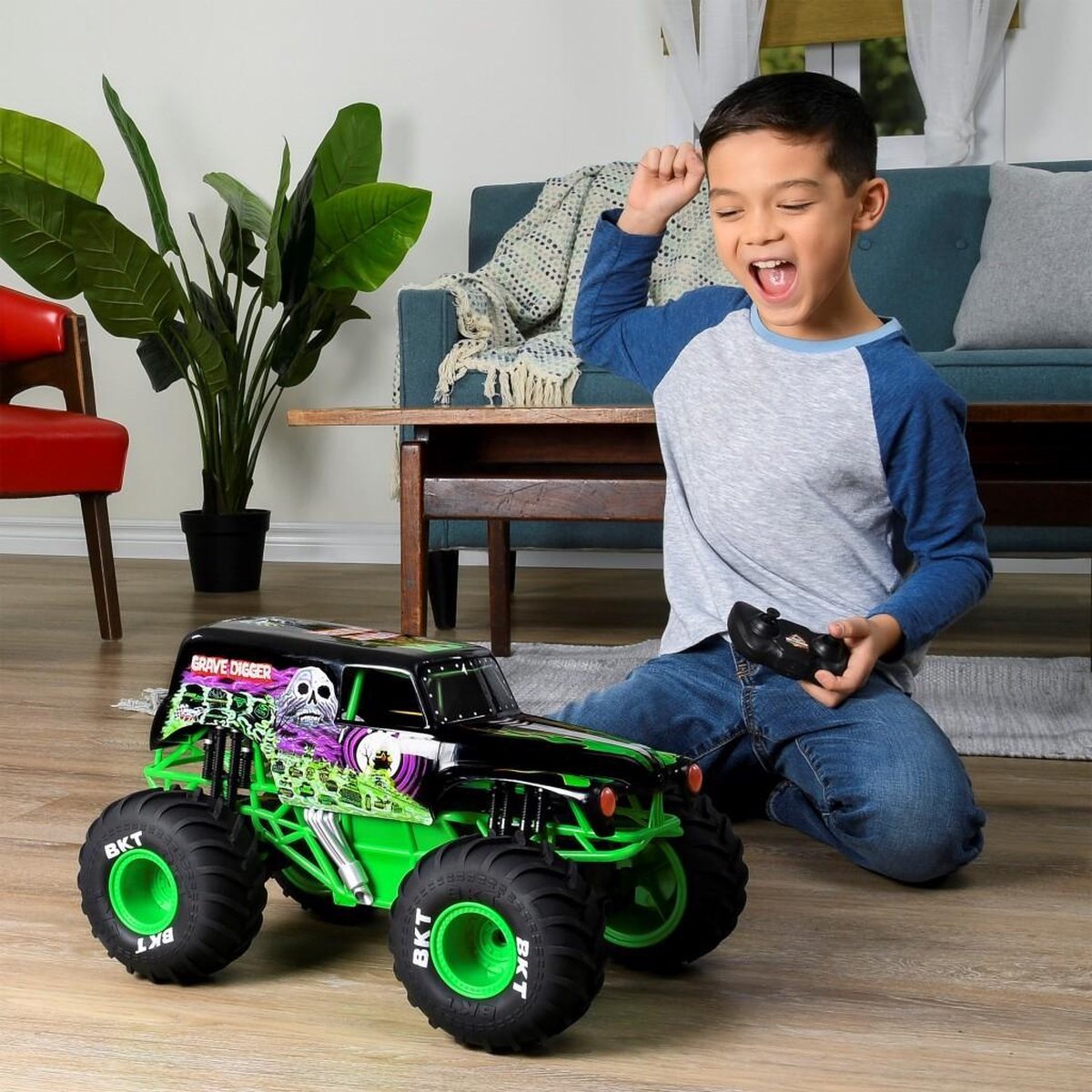 Monster Jam monstertruck Gravedigger RC 1:15/ - Zwart