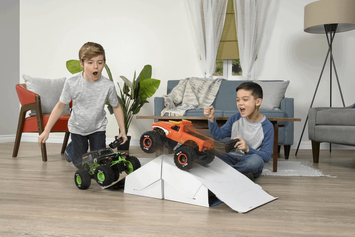 Monster Jam monstertruck Gravedigger RC 1:15/ - Zwart