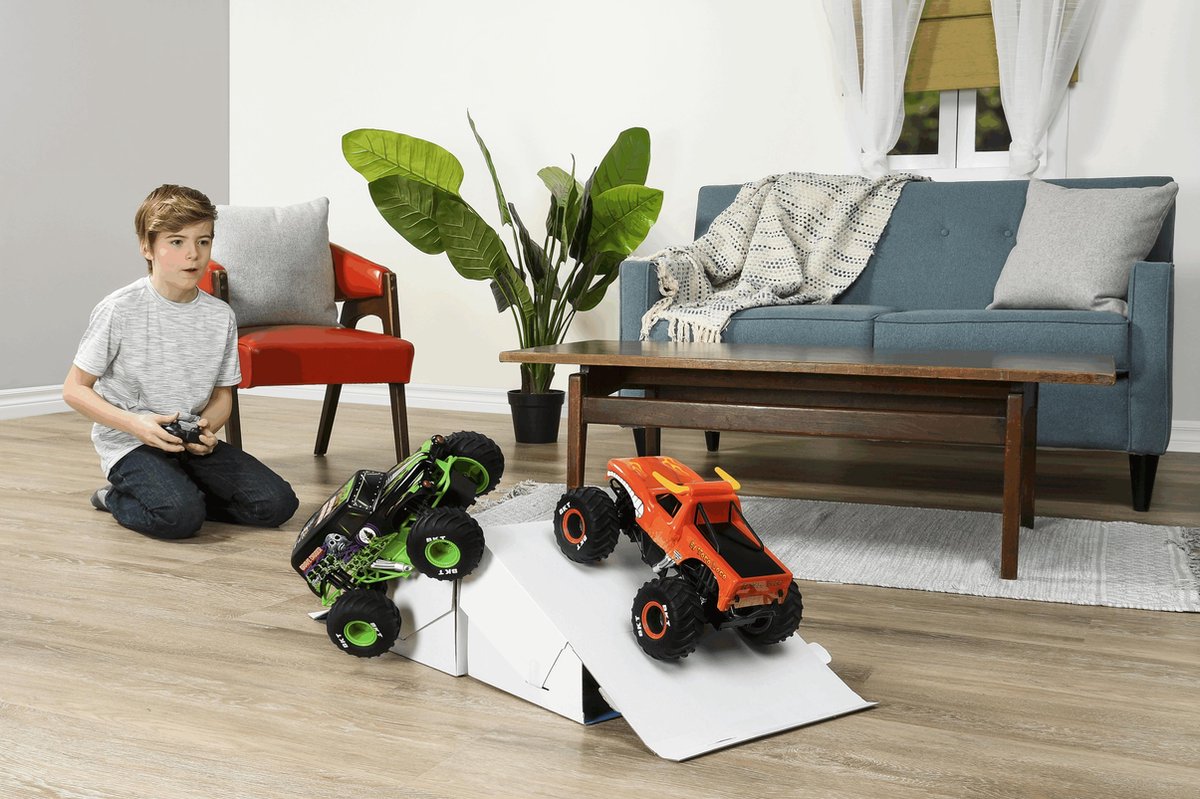 Monster Jam monstertruck Gravedigger RC 1:15/ - Zwart