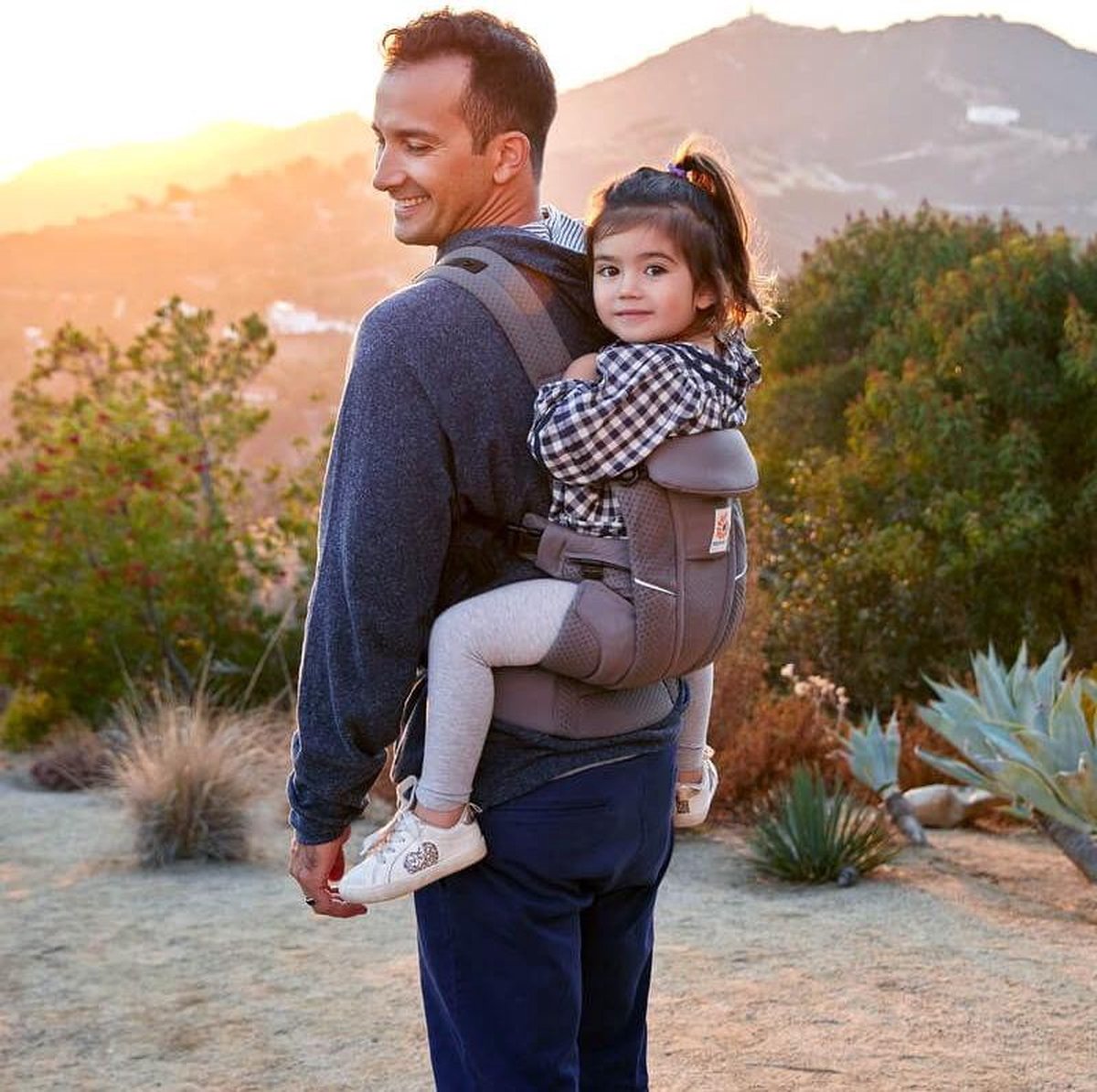 Ergobaby Buikdrager 4P OMNI Breeze Graphite Grey