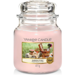 Yankee Candle - Garden Picnic Geurkaars - Medium Jar - Tot 75 Branduren - Roze