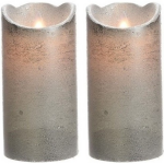 2x LED kaarsen/stompkaarsen zilver 15 cm flakkerend - Kerst diner tafeldecoratie - Home deco kaarsen - Silver