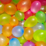 24 waterballonnen/waterbommen gekleurd met sluiting hulpstukje en pomp - zomer speelgoed