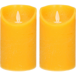 Anna's Collection 2x Oker gele LED kaarsen / stompkaarsen 12,5 cm - Luxe kaarsen op batterijen met bewegende vlam - Geel